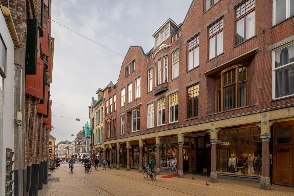 Winkelgalerij met bovenwoningen